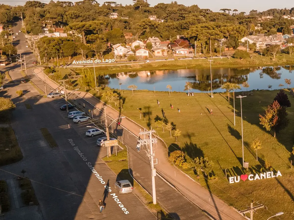 Foto aérea real do Parque do Lago e da Avenida do Lago, em frente ao empreendimento
